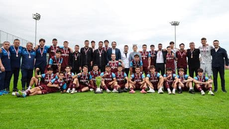Trabzonspor U19 Takımı kupasını aldı
