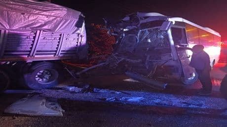 İşçi servis tıra çarptı! 5'i ağır 20 kişi yaralandı