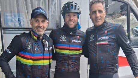 El exfutbolista vasco que corre el Giro de Italia en bici eléctrica junto a Indurain