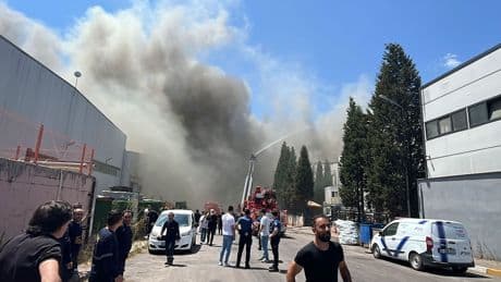 Kocaeli'de plastik fabrikasında yangın