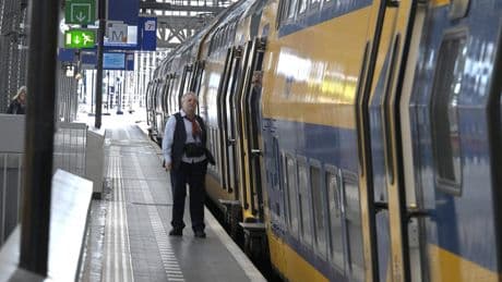 NS staakt om meer loon: wat verdient een conducteur  eigenlijk?