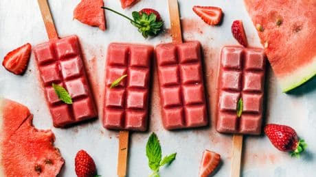 Polos caseros de sandia y fresa, ideales para darle un giro al verano