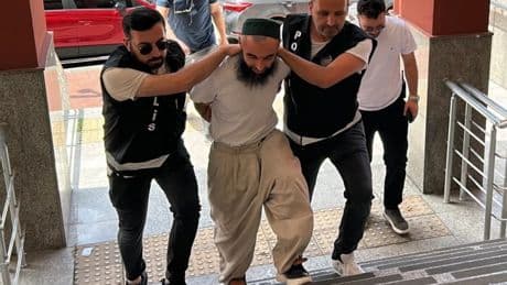 Okul bahçesine girip kılıçla çocukların topunu keserek Atatürk'e hakaret eden kişi tutuklandı