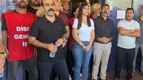 Buca'da işçiler belediye binasını "işgal" etti
