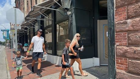 Paula Deen has abruptly closed the Savannah restaurant that launched her to Food Network fame