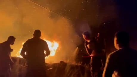Afectados por el incendio en el Bierzo lamentan el retraso en la llegada de medios: "Los vecinos evitaron que el pueblo ardiese"
