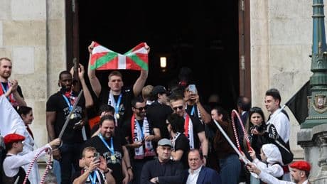 Miles de aficionados homenajean al Bilbao Basket por su título europeo
