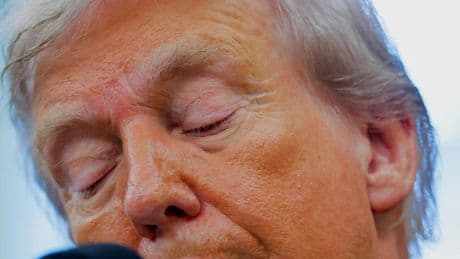 Trump reaparece en público para desmentir los rumores sobre su estado de salud tras una semana desaparecido