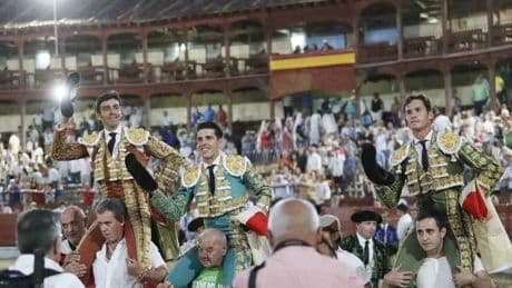 Pleno de Daniel Luque, a hombros con Perera y Talavante en el homenaje a Manolo Lozano en Segovia
