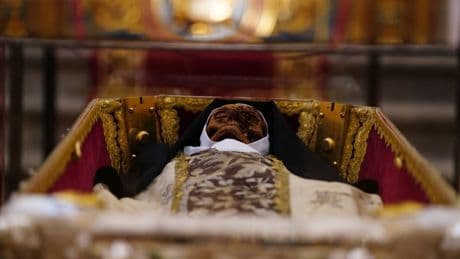 El cuerpo de Santa Teresa de Jesús se expone al público por primera vez desde 1914