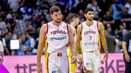 España toca fondo en el fin de una era
