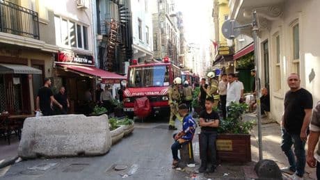 Beyoğlu’nda 7 katlı iş yerinde korkutan yangın