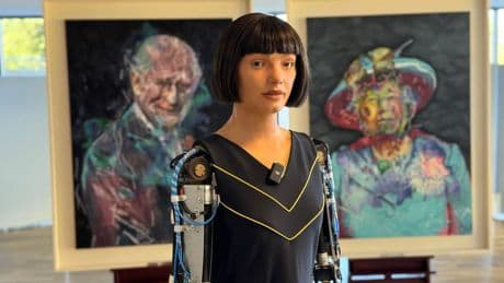 El &quot;rey algoritmo&quot;: un robot humanoide con IA pinta un retrato de Carlos III que ahora se expone en la ONU