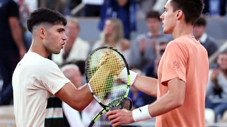 Alcaraz deja dudas en su triunfo ante Marozsan pero ya está en tercera ronda de Roland Garros
