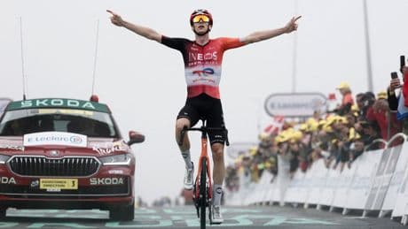 Debutant Thymen Arensman stunt: Nederlander wint veertiende etappe Tour de France