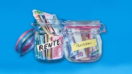 Rente und Pension: Bekommen Beamte im Ruhestand wirklich so viel mehr als Rentner?