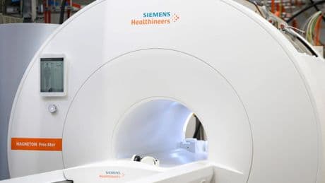 Mann stirbt wegen Halskette in Magnetresonanztomograf