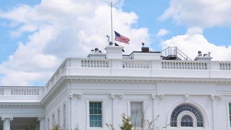Trump setzt Flaggen auf halbmast nach Schüssen auf Kinder