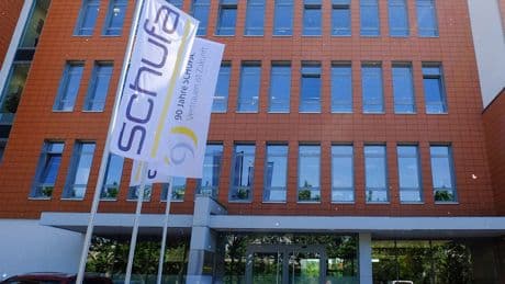Dieses Urteil lässt aufhorchen - Schufa muss Kläger 1000 Euro Schadenersatz zahlen