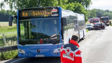 Kollision beim Überholen: Sechs Verletzte bei Unfall mit Schulbus