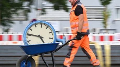 Arbeitszeit: Mehr als die Hälfte würde gern weniger arbeiten