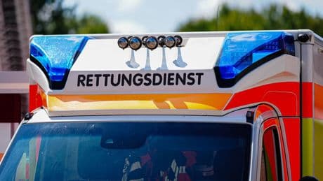 Neustadt am Rübenberge: Senior kracht mit Auto gegen Baum – Lebensgefahr