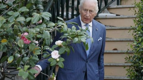 Re Carlo, il messaggio a cuore aperto sul cancro: «È spaventoso, fa paura. Ma c'è luce oltre il buio»