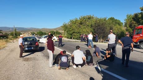 Manisa'da 2 otomobil çarpıştı; 3 kişi feci şekilde can verdi