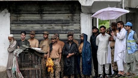 Pakistán reanuda los rescates por las inundaciones mientras se superan los 350 muertos