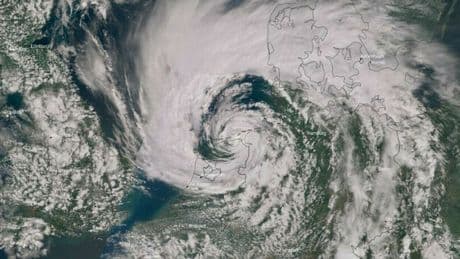 Tempesta Floris, allarme in tutta Europa: raffiche di vento fino a 145 km/h in Regno Unito. Ora l'allerta si sposta in Scandinavia