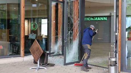 Schmuck geklaut? - Einbrecher rasen mit Audi in Shopping-Center