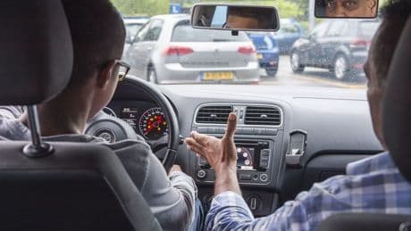 Rijinstructeur en leerlingen onder invloed tijdens rijlessen in Eindhoven