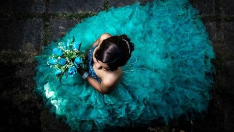 Vestirse de princesa a los 15 con diseños de más de 400 euros: las fiestas 'quinceañeras' llegan a España para quedarse