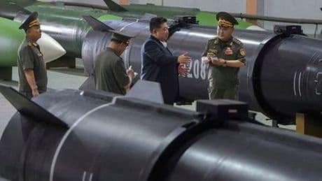 Nordkorea: Kim Jong Un besichtigt neue nordkoreanische Raketen-Produktionslinie