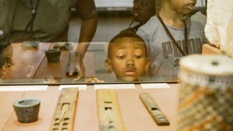 Le Louvre ouvre ses portes aux publics éloignés pour son été culturel et solidaire