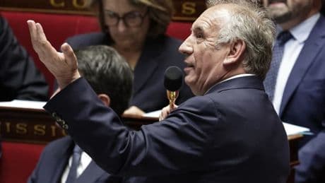 Sabotages électriques: François Bayrou annonce que la surveillance sera étendue à "tous les lieux critiques"