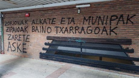 El PNV denuncia pintadas contra sus dirigentes y la policía en Uribe Kosta