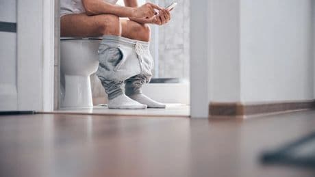 Usar el móvil en el baño aumenta el riesgo de sufrir hemorroides, según un nuevo estudio
