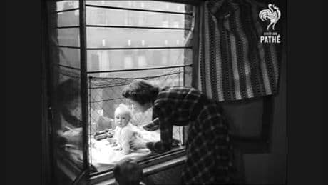 L'histoire de la cage à bébé, l'invention destinée à faire prendre l'air aux nourrissons