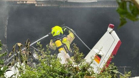 Kleinflugzeug stürzt in Wohnhaus – Zwei Menschen sterben