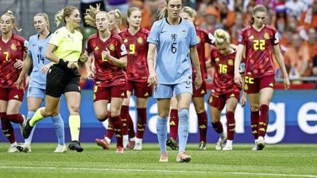 Duitse vrouwen leiden Leeuwinnen aan de oevers van de Weser naar de slachtbank