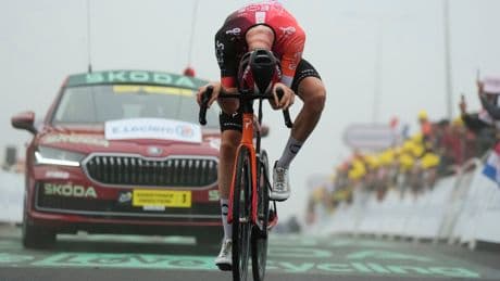 Tadej Pogacar se asusta en la niebla del Tourmalet y deja hacer a los ciclistas que sufren en el Tour de Francia