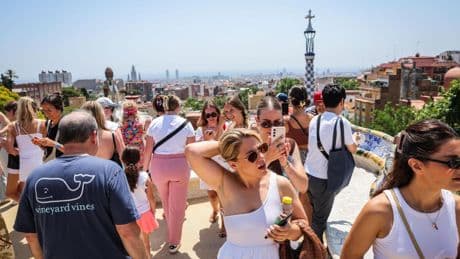 El Park Güell permitirá la entrada de bicis y moverá de sitio una conflictiva parada de taxis