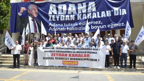 Adana’da belediye operasyonlarına tepki gösteren Koramaz: “Ülkemizi karanlığa teslim etmeyeceğiz”