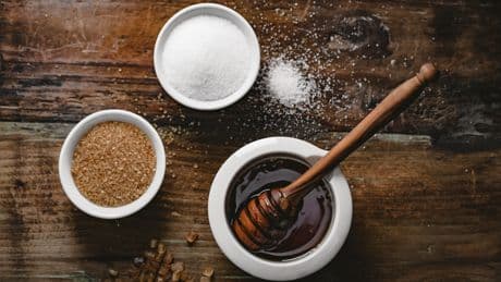 Honig gegen Zucker: Gibt es einen gesundheitlichen Unterschied?