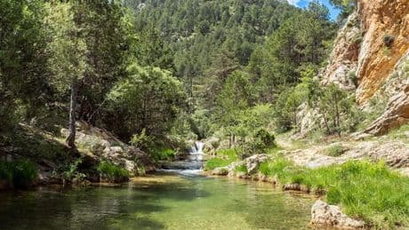La ruta de senderismo a una poza natural con cascadas de aguas cristalinas en Teruel