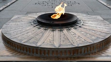 Paris: Mann zündet Zigarette an Weltkriegsdenkmal an – und wird festgenommen