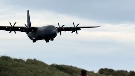 Nato-Übung in Dänemark - Militär-Flugzeug landet am Urlaubsstrand