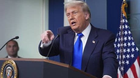 "Dà priorità ai migranti irregolari". E Trump fa causa a Los Angeles