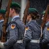 Aber erst "dritter Schritt": Merz stellt Wehrpflicht auch für Frauen in Aussicht